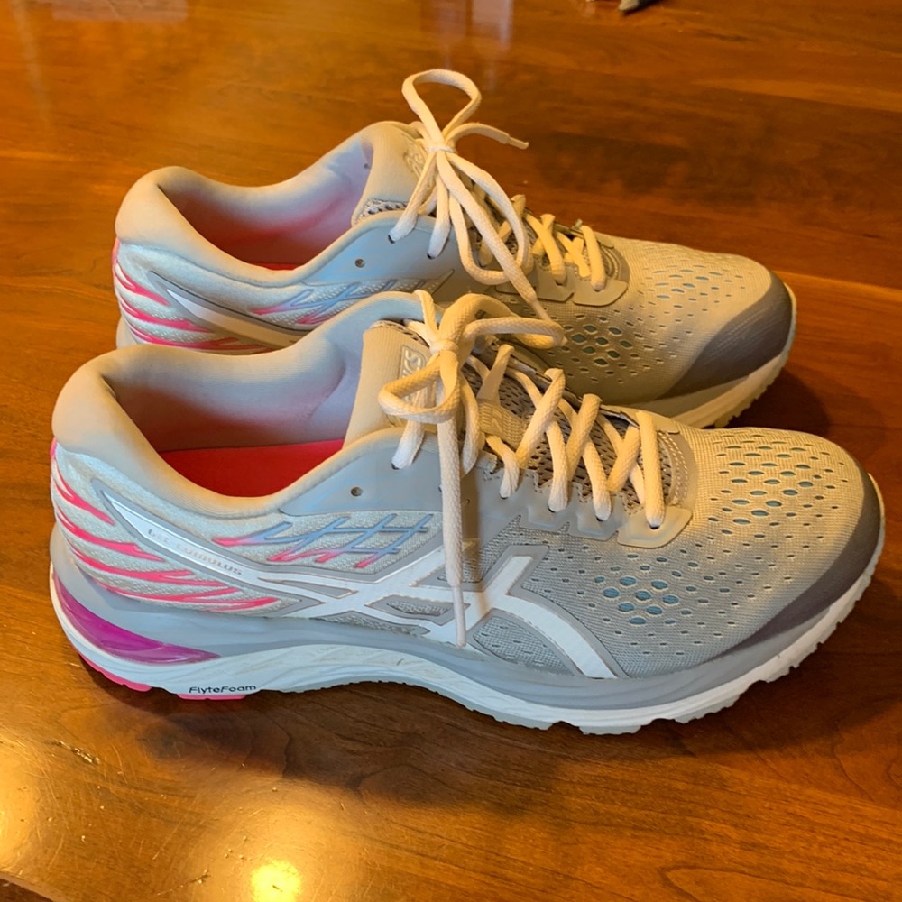 ASICS gel-cumulus 21 Walking shoes. Like new, only worn 3 times.